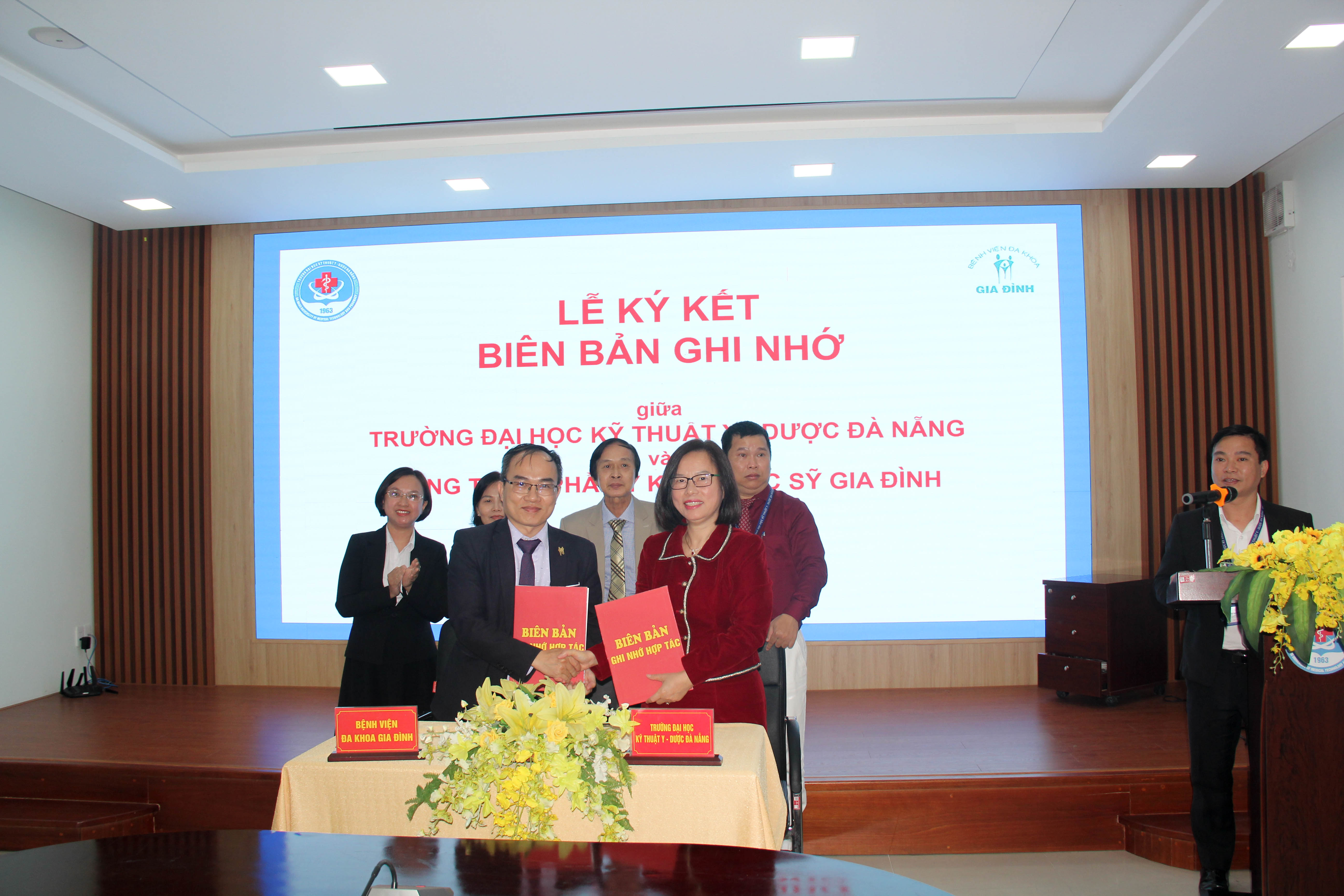 Ceremony to sign a memorandum of understanding for cooperation between Da Nang University of Medical Technology and Pharmacy and Gia Dinh General Hospital